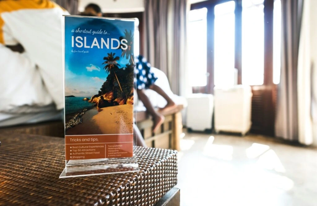 Flyers; presentación de un flyer de un hotel en la playa siendo un elemento visual y atractivo para quienes estén cerca.