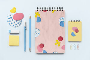 Set de libretas personalizadas con diseño rosa y círculos de colores, con bolígrafo para regalos promocionales empresariales.