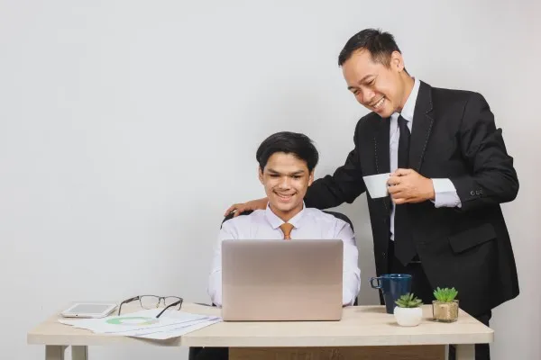 Entregar regalos corporativos ayuda a crear un ambiente positivo y a reforzar la confianza entre líderes y empleados.