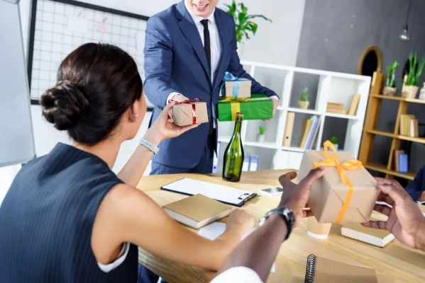 Entregar regalos corporativos en Navidad refuerza el reconocimiento y motiva a los empleados para el próximo año.