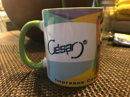 Tazas de regalo personalizadas con impresión digital de alta calidad, perfectas para promocionar tu marca en Impresos César.