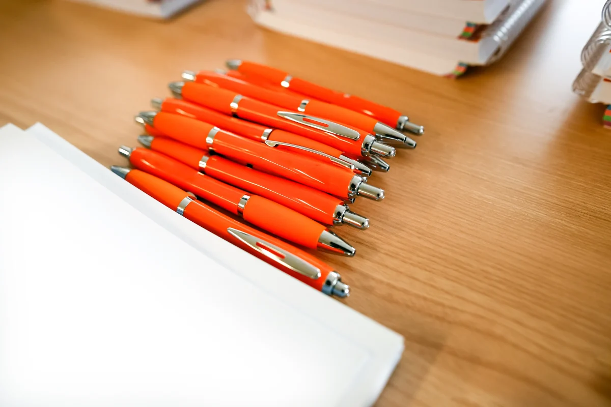 Cuaderno y bolígrafos personalizados listos para entrega como parte de kits de regalos corporativos para empresas.