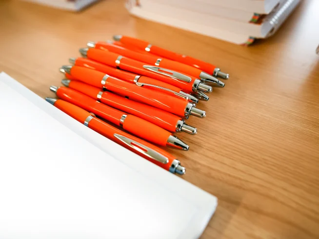 Cuaderno y bolígrafos personalizados listos para entrega como parte de kits de regalos corporativos para empresas.