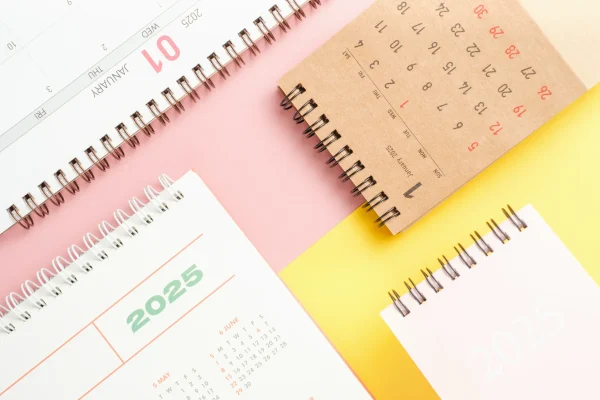 Calendarios de escritorio personalizados utilizados como regalos corporativos para clientes durante fin de año.