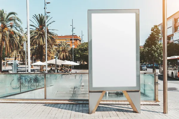 Foto de un banner roll up medidas en la banqueta de la calle, es color blanco y marco color negro, está de día