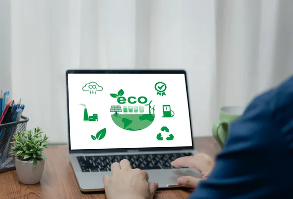 Foto de persona haciendo diseño de un tabloide que es ecológico en la oficina de Impresos César.