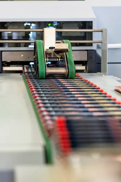 Foto del proceso de impresión de tabloides de manera rápida y eficaz dentro de una imprenta de Impresos César.