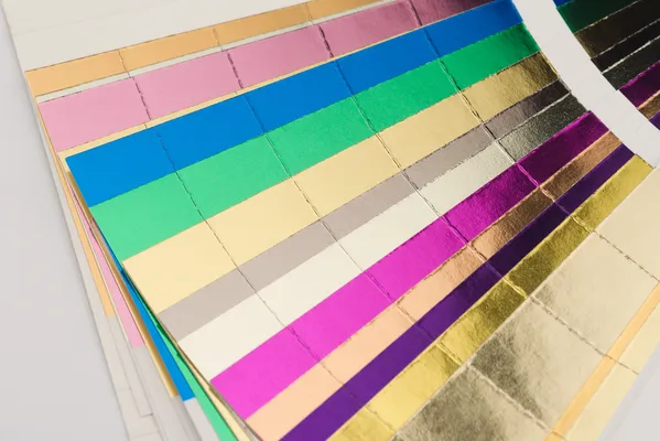 Foto de láminas metalizadas que usarán para impresión foil en 12 colores diferentes